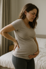 Gravid och ont i höger ländrygg? Upptäck orsaker och lindring!