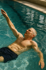 Simningens mirakel: så lindrar du ryggsmärta i vattnet